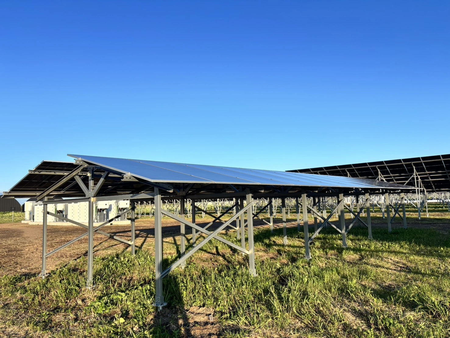 Agrai-PV Cheaptha Teasa: Dé-Ioncam ó Thalamh Aonair